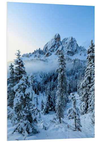 Cuadro de PVC The high peak of Sass De Putia frames the snowy woods at dawn, Passo Delle Erbe, Funes Valley, South