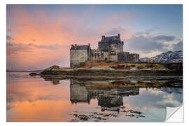 Vinilo para la pared Dawn at Eilean Donan Castle (Eilean Donnan) on Loch Duich, Dornie, Kyle of Lochalsh, Scottish Highla