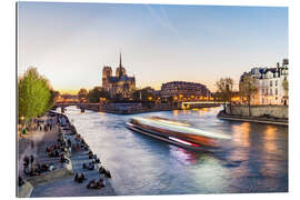 Galleriataulu Notre Dame Cathedral on the Île de la Cité in the evening