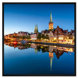 Gerahmter Kunstdruck Historische Altstadt von Lübeck am Abend