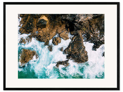 Innrammet kunsttrykk Dramatic Ocean Waves Crushing On Rocky Landscape