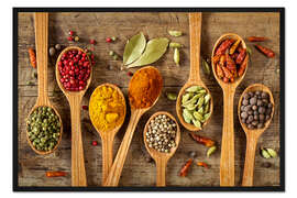 Gerahmter Kunstdruck Bunte Gewürze in Holzlöffel