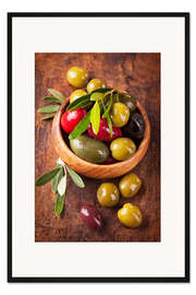 Gerahmter Kunstdruck Schüssel mit Oliven auf einem Holztisch