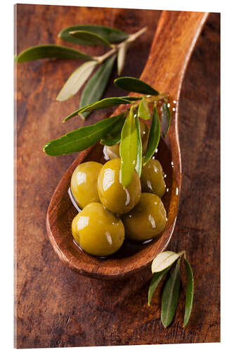 Akryylilasitaulu Spoon with green olives on a wooden table