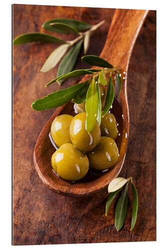 Galleritryk Spoon with green olives on a wooden table