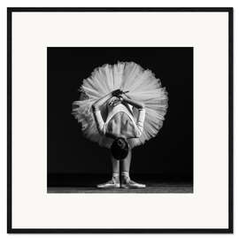 Inramat konsttryck Young Beautiful Dancer