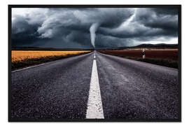Gerahmter Kunstdruck Eine Straße führt in Richtung Tornado