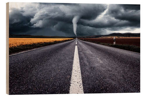 Holzbild Eine Straße führt in Richtung Tornado