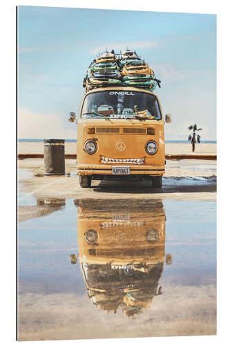 Galleritryk Surfer bus on the beach