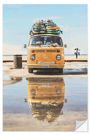 Selvklebende plakat Surfer bus on the beach