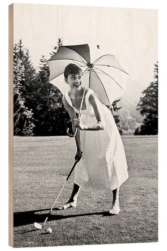 Holzbild Audrey Hepburn beim Golf