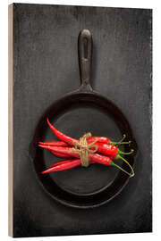 Holzbild Chilischoten in der Pfanne - Uwe Merkel