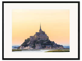 Kehystetty taidepainatus Mont-Saint-Michel auringonnousussa