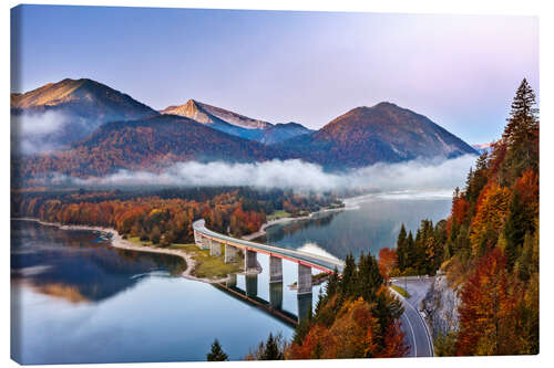 Leinwandbild Brücke über Sylvensteinsee im Herbst