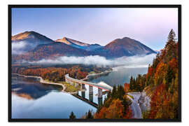 Gerahmter Kunstdruck Brücke über Sylvensteinsee im Herbst