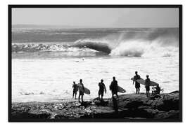 Gerahmter Kunstdruck Surfer warten am Strand
