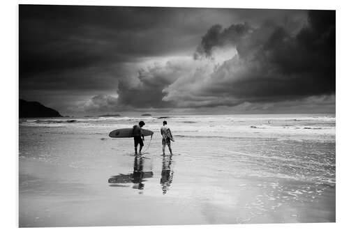 Print på skumplade Surfers on a stormy tropical beach