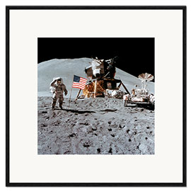 Ingelijste kunstdruk James Irwin gives a salute on the moon