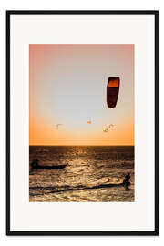 Gerahmter Kunstdruck Kitesurfen im Sonnenuntergang