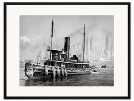 Gerahmter Kunstdruck Schlepper vor der Skyline von Manhattan
