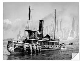 Selvklebende plakat Tugboat in front of the Manhattan skyline