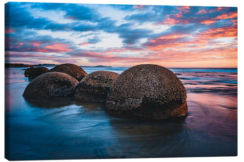 Lærredsbillede Sunset at Moeraki Boulders in New Zealand