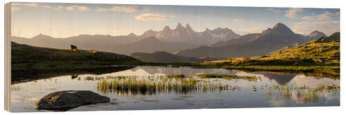 Holzbild Morgensonne an einem Bergsee in den Alpen