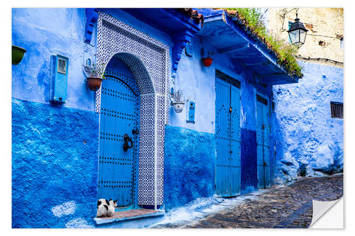 Självhäftande poster Blue door in Chefchaouen, Morocco