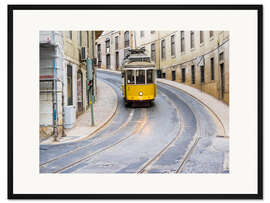 Gerahmter Kunstdruck Gelbe Straßenbahn in Lissabon