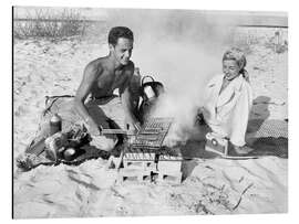 Cuadro de aluminio Pareja haciendo un picnic en la playa, años 50