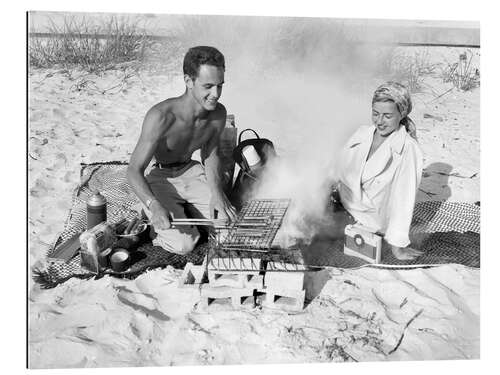 Quadro em plexi-alumínio Couple picnicking on the beach, 1950s