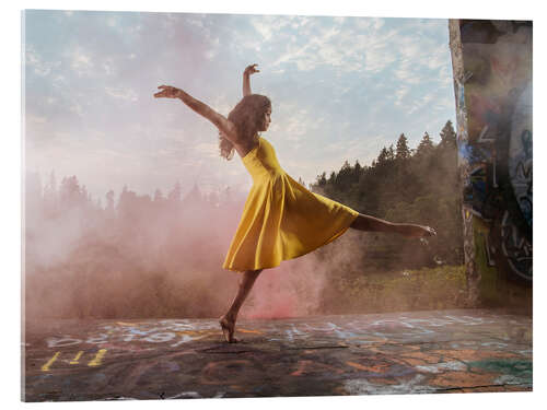 Obraz na szkle akrylowym Street dancer in yellow dress