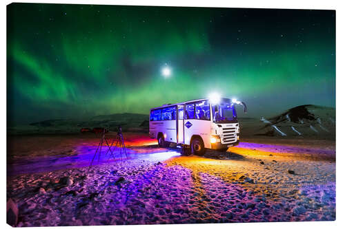 Canvastavla Northern light over a bus