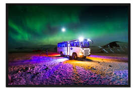 Gerahmter Kunstdruck Nordlicht über einem Bus