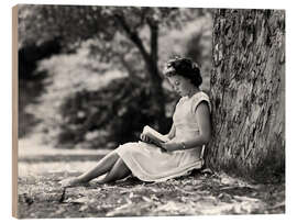 Trätavla Woman reading under a tree