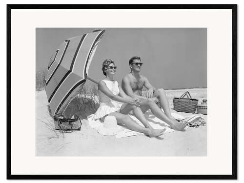 Ingelijste kunstdruk Couple on the beach