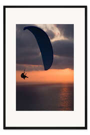 Gerahmter Kunstdruck Paraglider über dem Meer I