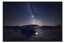 Gerahmter Kunstdruck Milchstraße und ein alter Bus auf einem Feld