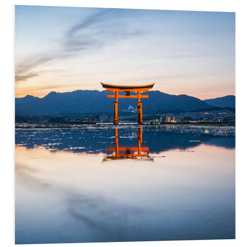 Hartschaumbild Rotes Torii in Miyajima bei Sonnenuntergang