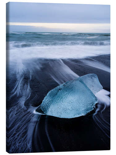 Leinwandbild Eisblock am Strand von Jökulsárlón, Island