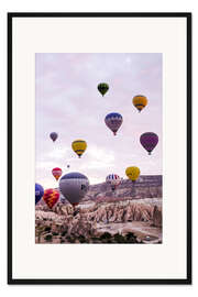 Gerahmter Kunstdruck Luftballons fliegen in Kappadokien