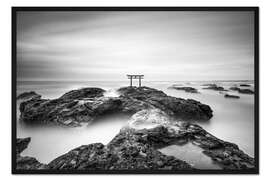 Gerahmter Kunstdruck Torii an der japanischen Küste
