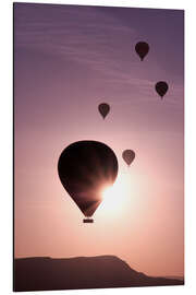 Aluminiumtavla Hot air balloons over mountain landscape