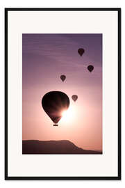 Gerahmter Kunstdruck Heißluftballone über Berglandschaft
