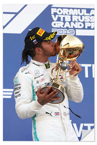 Selvklebende plakat Lewis Hamilton kisses his trophy, Sochi 2019