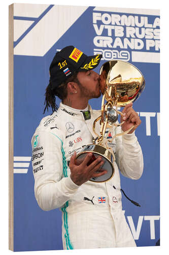 Stampa su legno Lewis Hamilton kisses his trophy, Sochi 2019