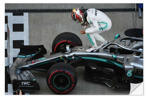 Sticker mural Lewis Hamilton célébrant sa victoire dans le parc fermé, Sotchi 2019