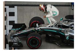 Holzbild Lewis Hamilton, Siegerpose in Parc Ferme, Sochi 2019