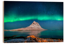 Hout print The Kirkjufell mountain in the northern light