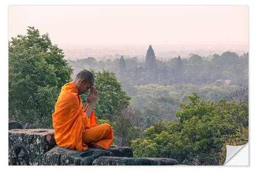 Sisustustarra Monk meditating at Angkor Wat